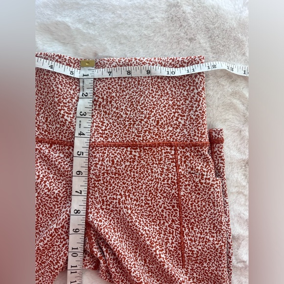 Athleta Salutation Stash Pocket Textured 7/8 Tight Leggings in Micro Cheetah - Picture 7 of 11